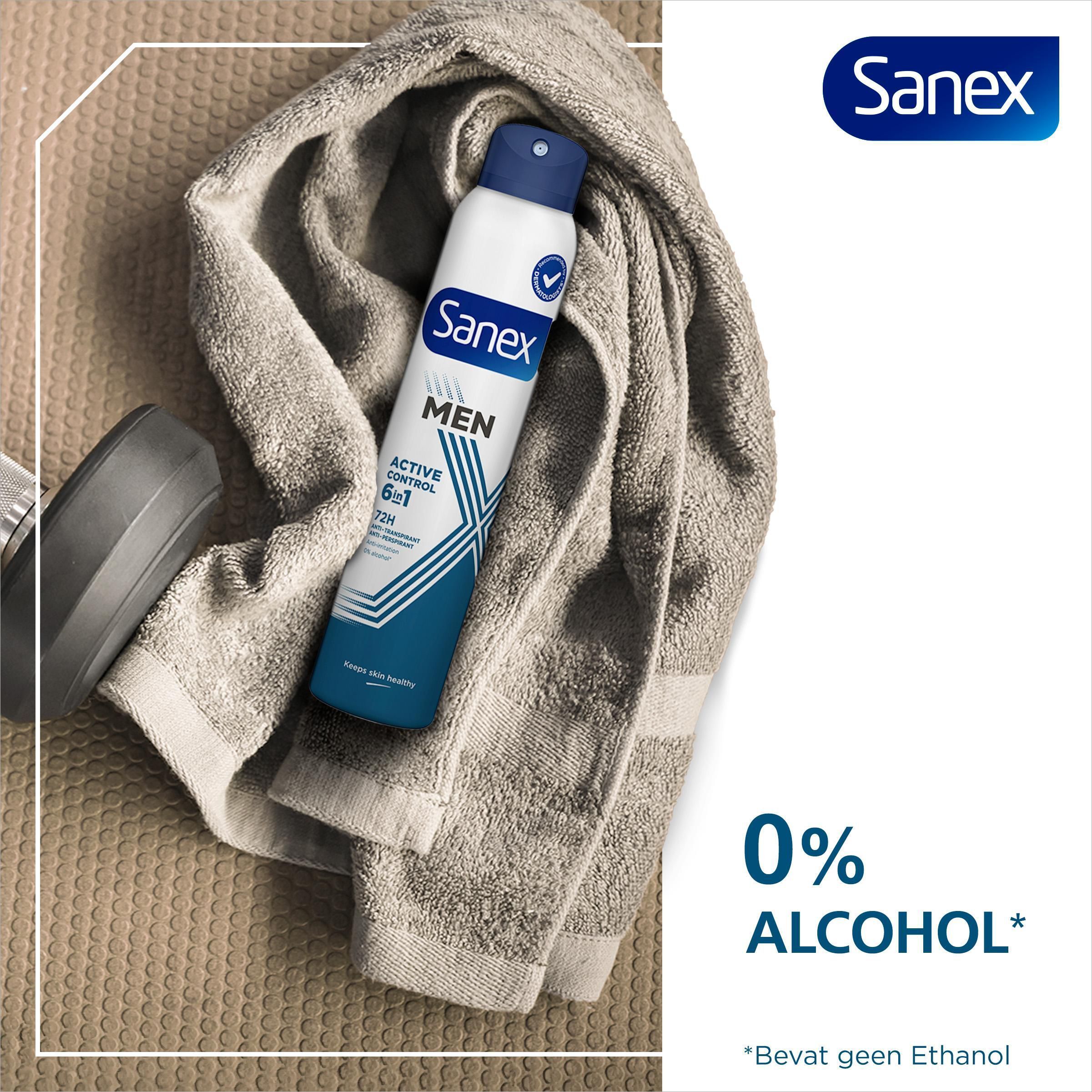 Sanex spray naast handdoek en halter. Tekst: 0% Alcohol. Beige achtergrond. Productafbeelding.