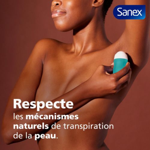 Femme tenant roll-on. Logo Sanex. Texte: Respecte les mécanismes naturels de transpiration de la peau.