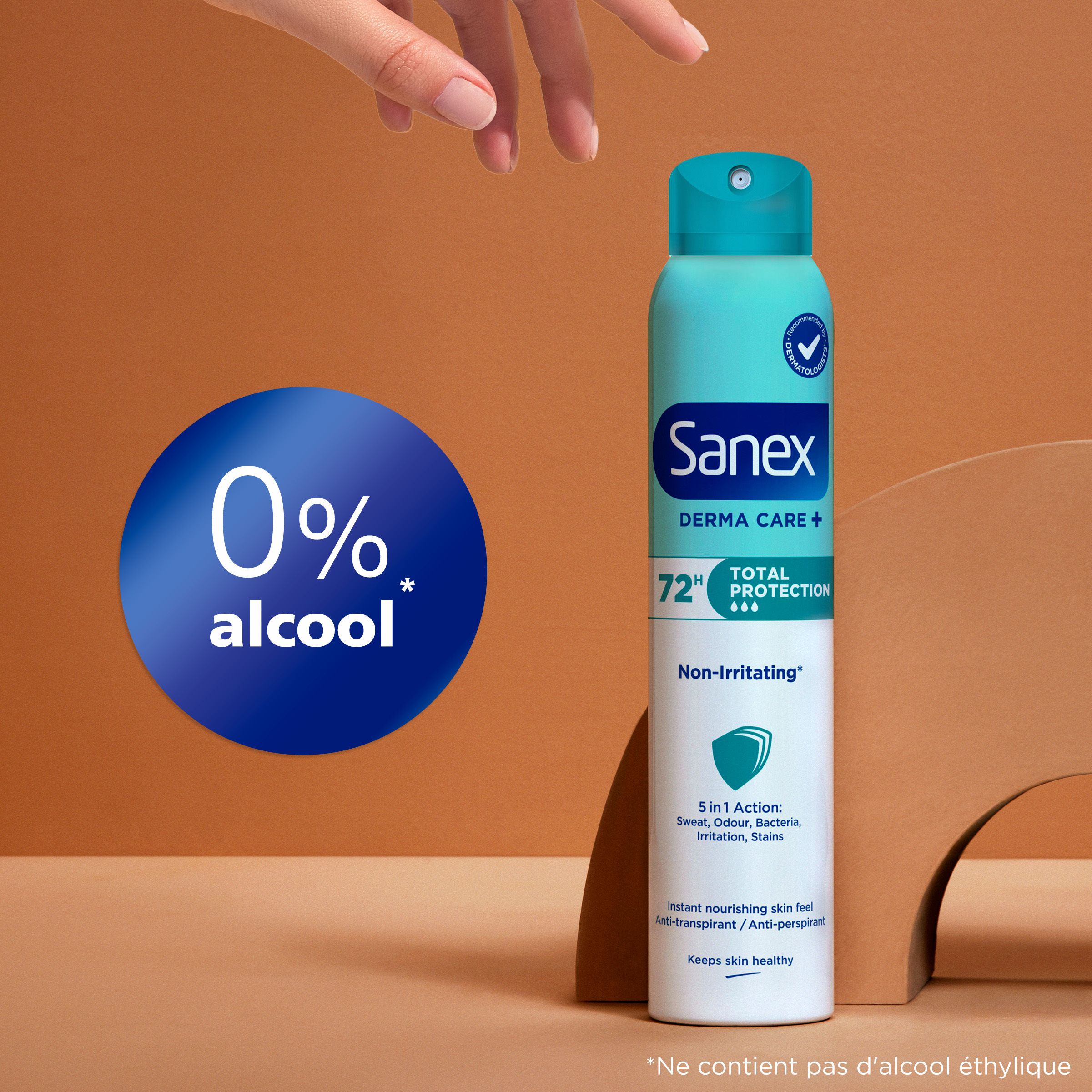 Sanex Derma Care+ spray. Flacon turquoise avec tête de pulvérisation bleue. Texte : 0% alcool.