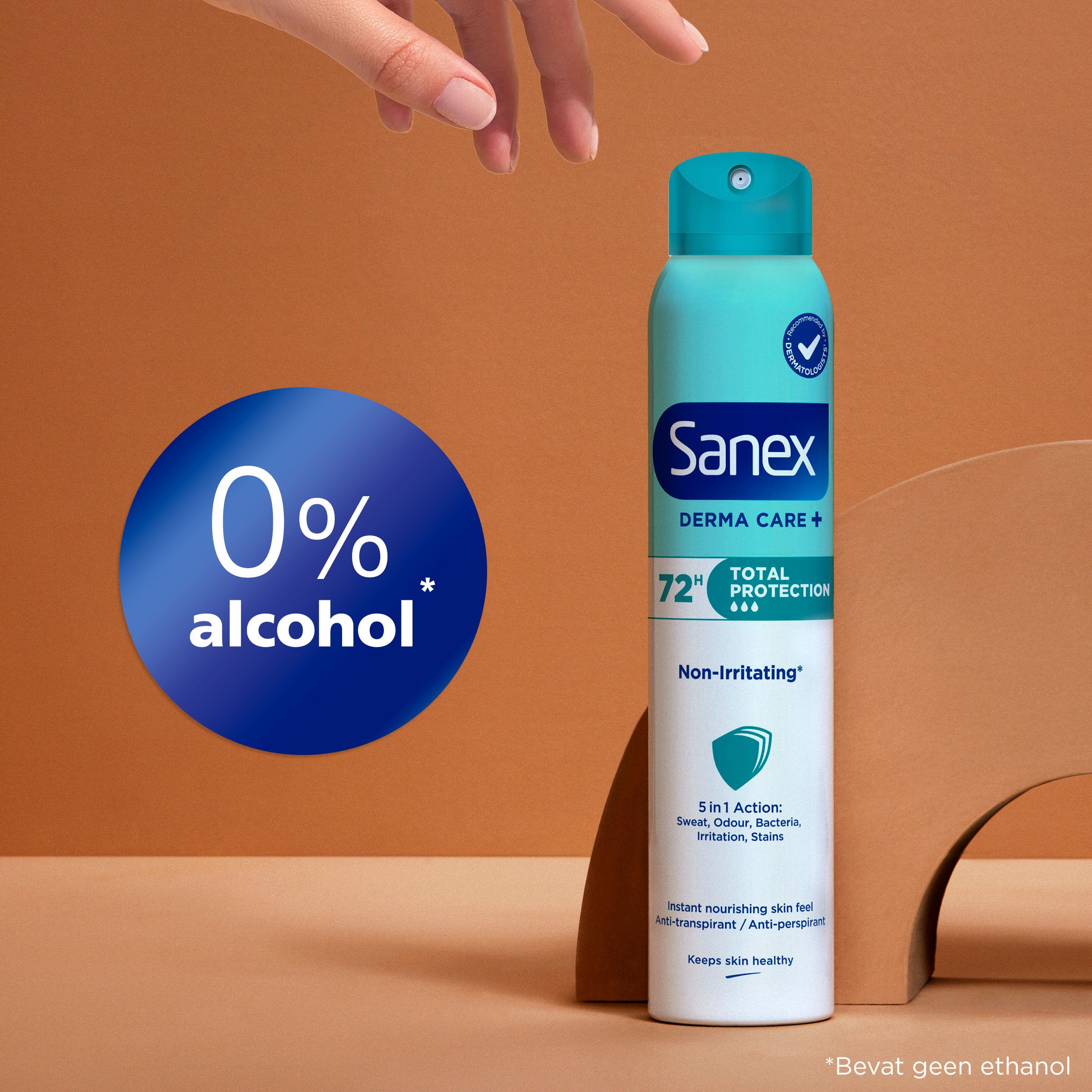 Sanex Derma Care+ spray. Turquoise bus met blauwe spuitkop. Tekst: 0% alcohol.