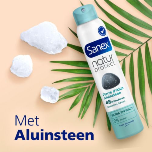Sanex deodorant spuitbus, stukken aluin, bladeren. Tekst: Met Aluinsteen, 0% alcohol.
