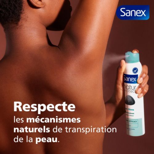 Personne vaporisant du déodorant. Texte: Respecte les mécanismes naturels de transpiration de la peau.