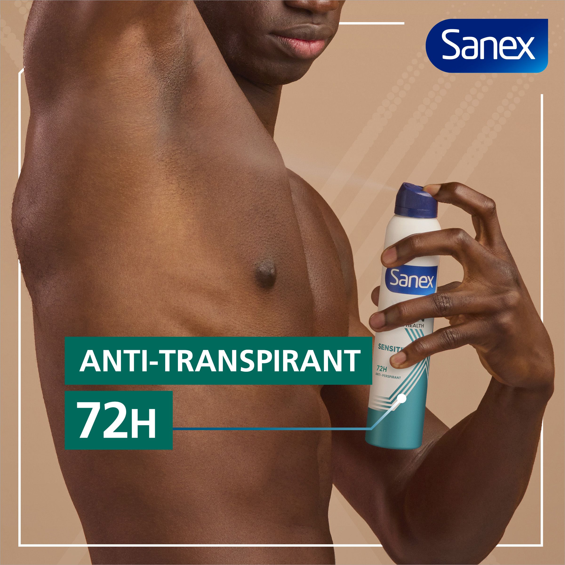 Homme vaporisant déodorant. Sanex, Anti-transpirant, 72H. Fond marron.