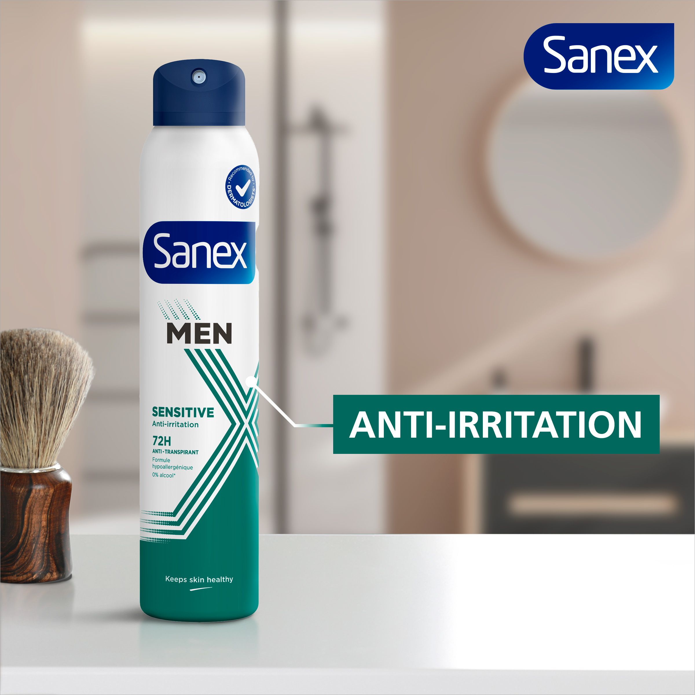 Spray déodorant près d'un blaireau. Sanex, Men, Sensitive, 72H, Anti-irritation.