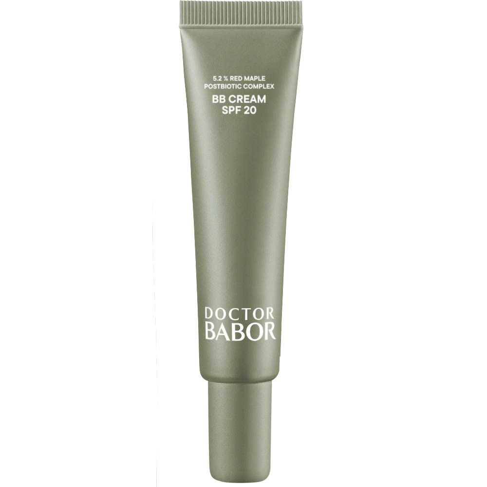 Zilverkleurige tube met BB Cream SPF 20. Opschrift: Doctor Babor. Bevat 5,2% Red Maple Postbiotic Complex.