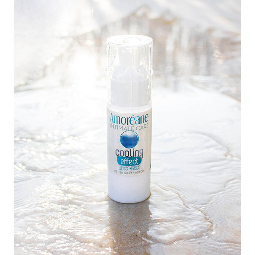 Witte fles met pomp en transparante dop, op het strand. Opschrift: Amoréane Intimate Care, cooling effect. 50 ml.