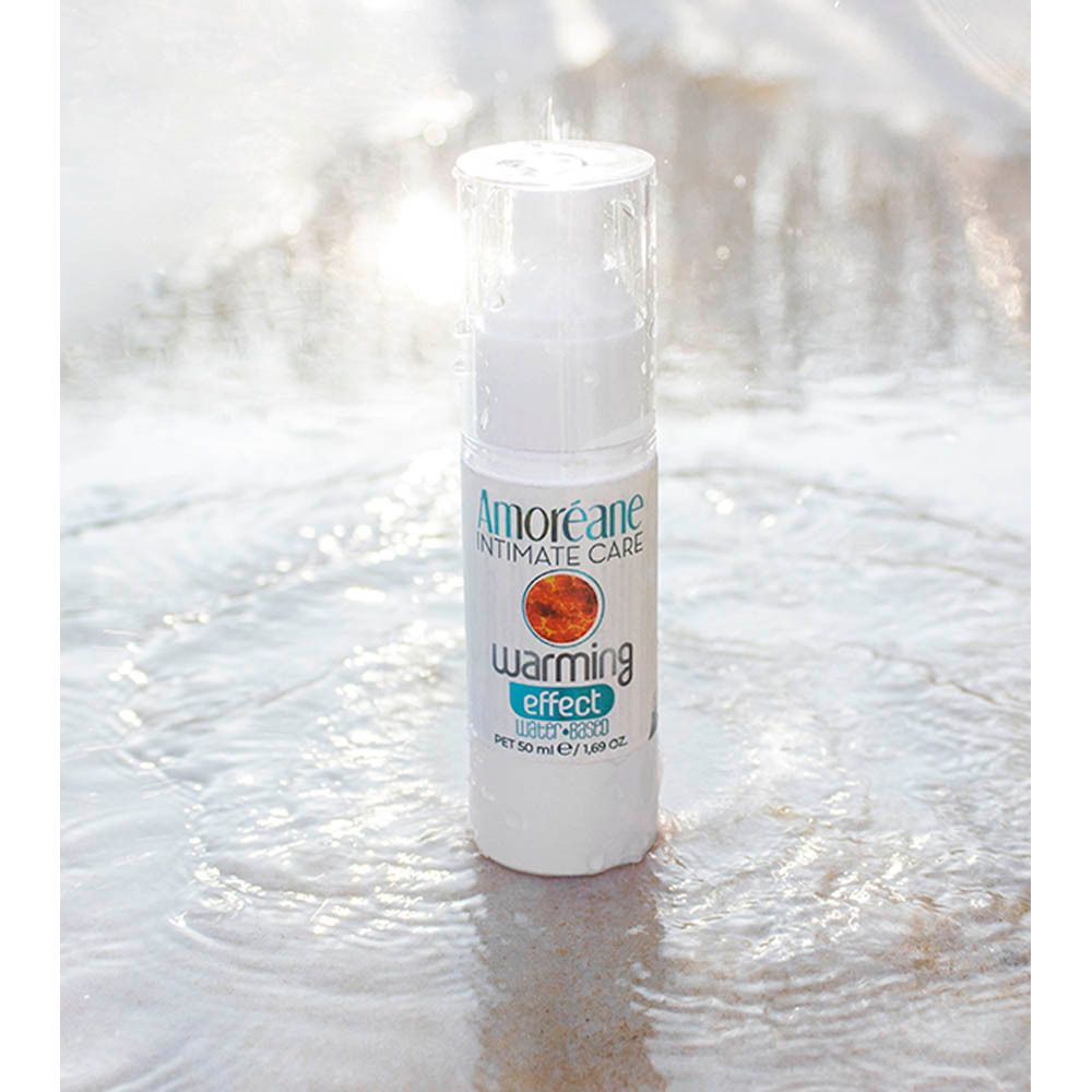 Flacon blanc avec pompe doseuse et bouchon transparent. Inscription: Amoréane Intimate Care, warming effect. Produit dans l'eau.