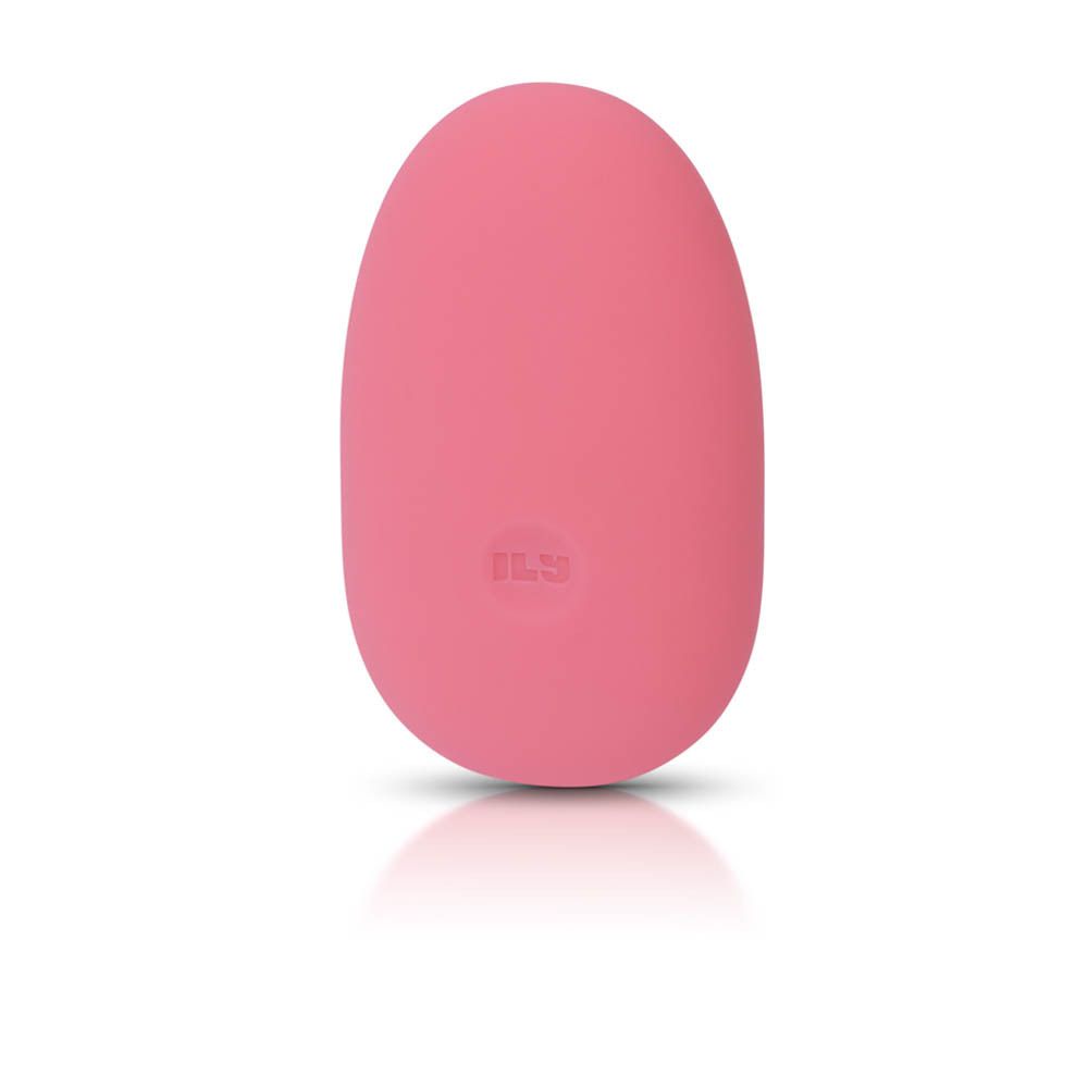 Roze, ovaal product met afgeronde uiteinden. Logo "IL'S" op het oppervlak.