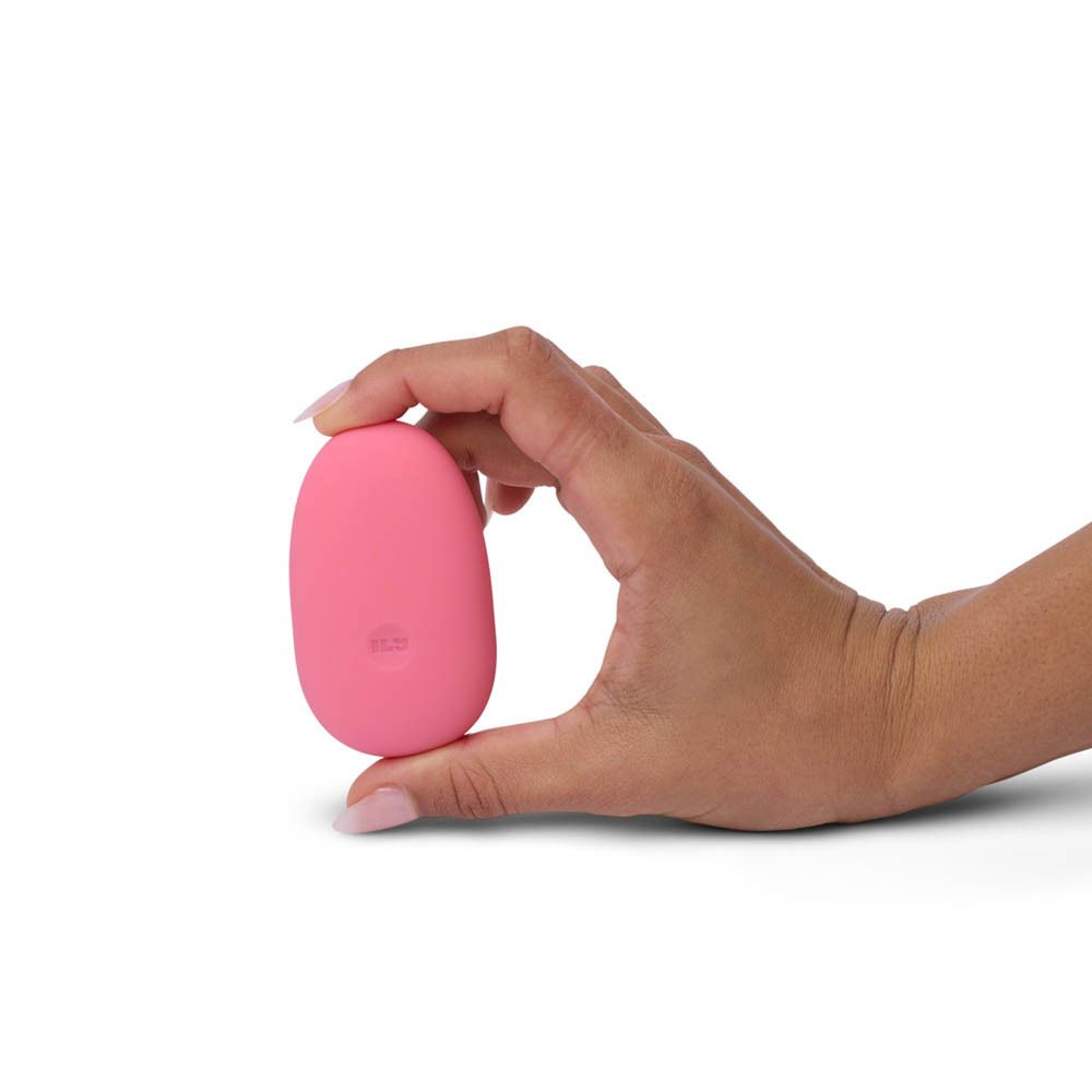 Roze, ovaal product in een hand. Logo "IL'S" zichtbaar.