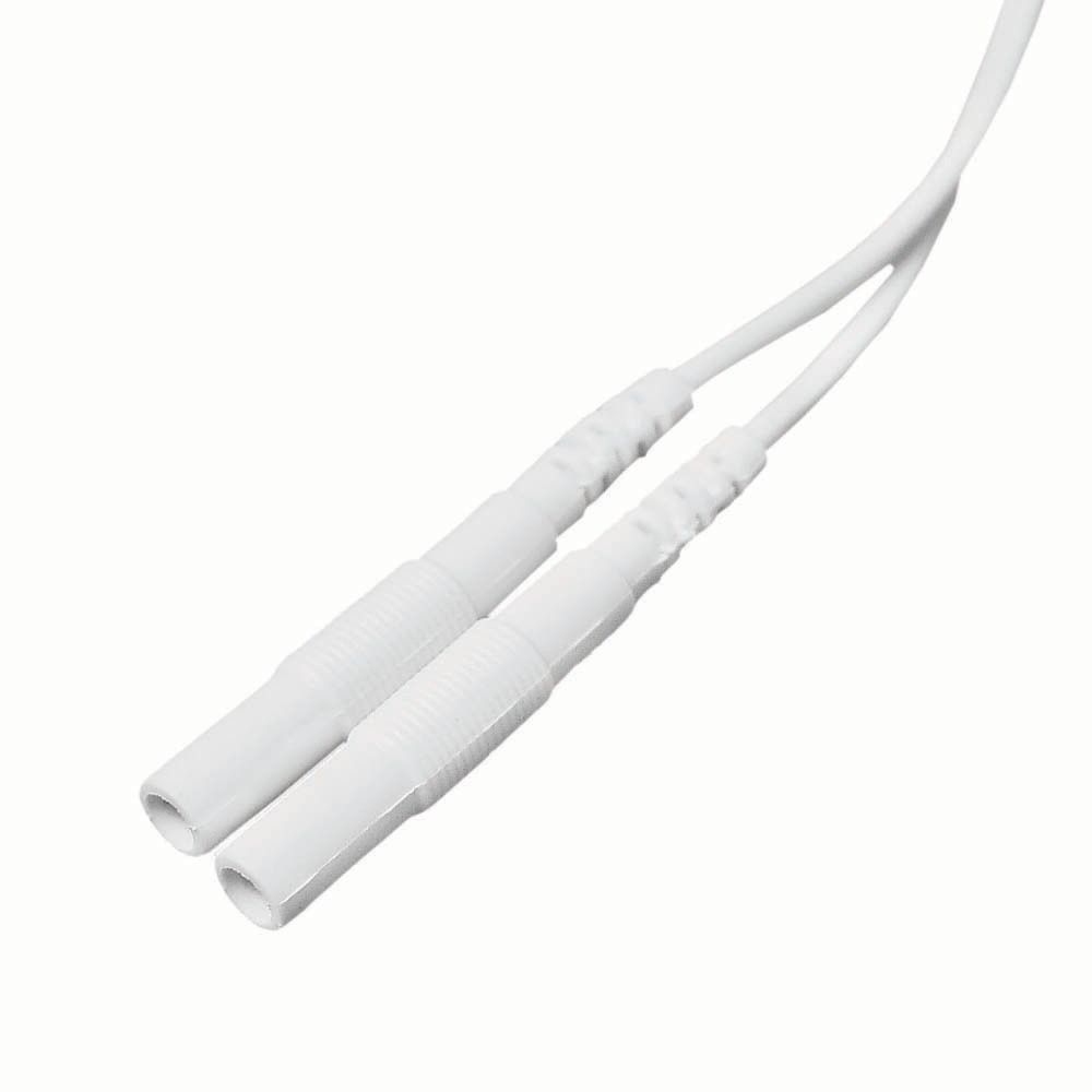 Twee witte stekkers met kabel. Voor aansluiting op een apparaat.