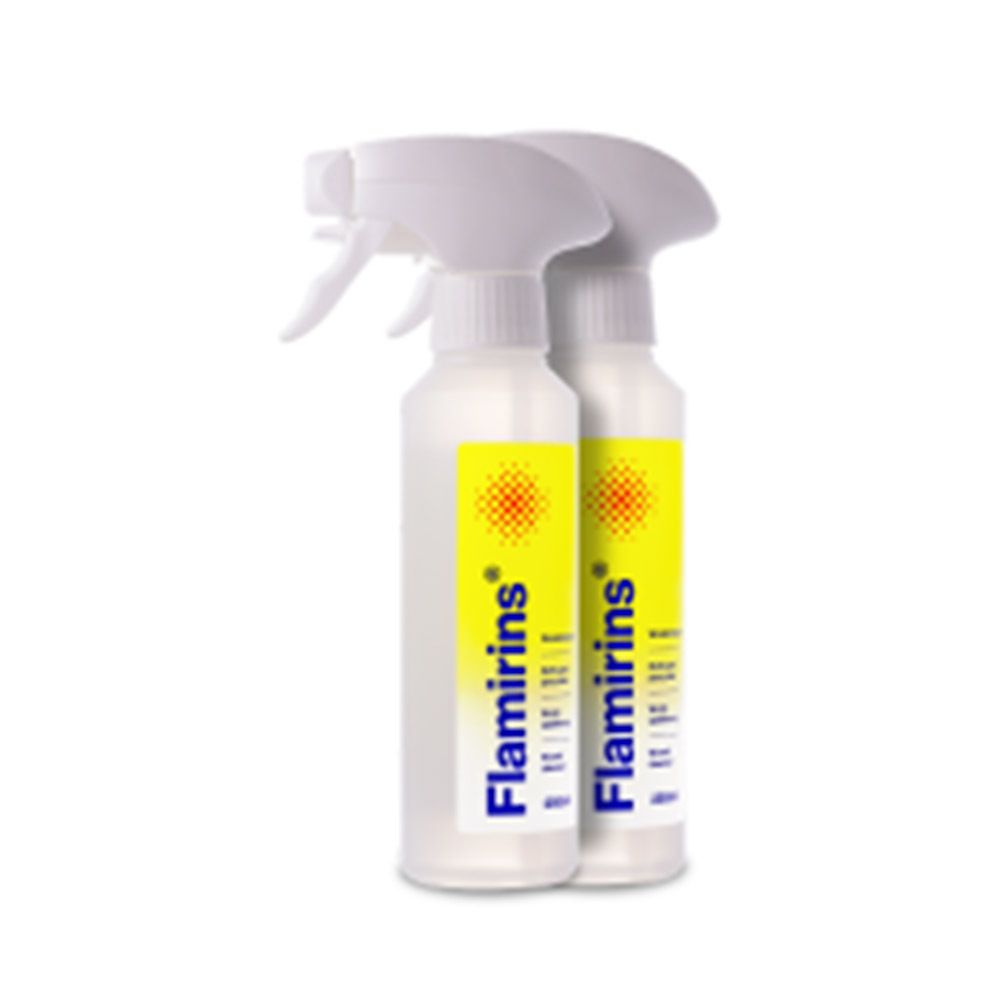 Twee flessen met verstuiver en geel etiket. Opschrift Flamirins, wondreiniger. De flessen staan naast elkaar.