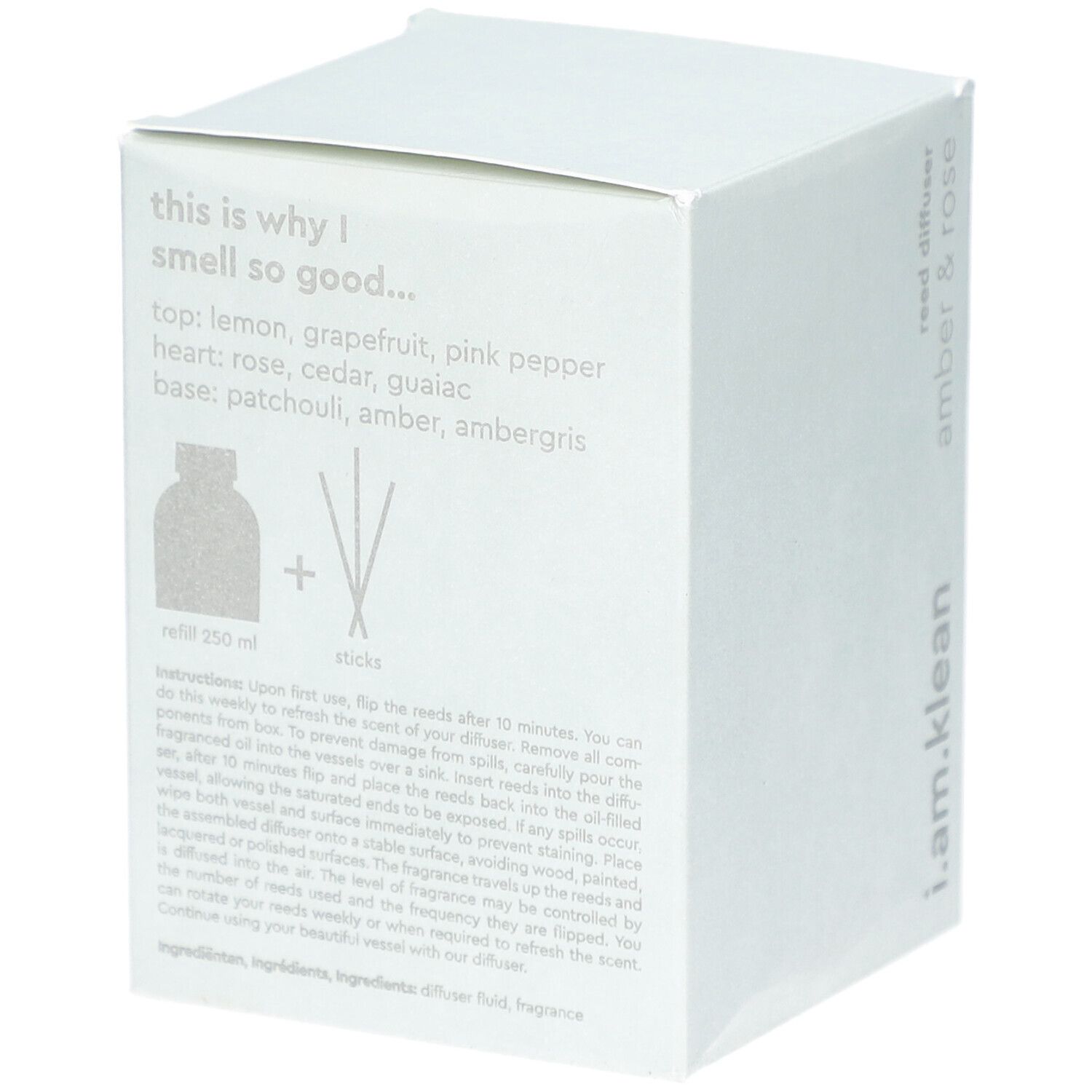 Witte kartonnen verpakking. Tekst: this is why I smell so good... Ingrediënten. Illustratie: fles + stokjes. Tekst: refill 250 ml, sticks.