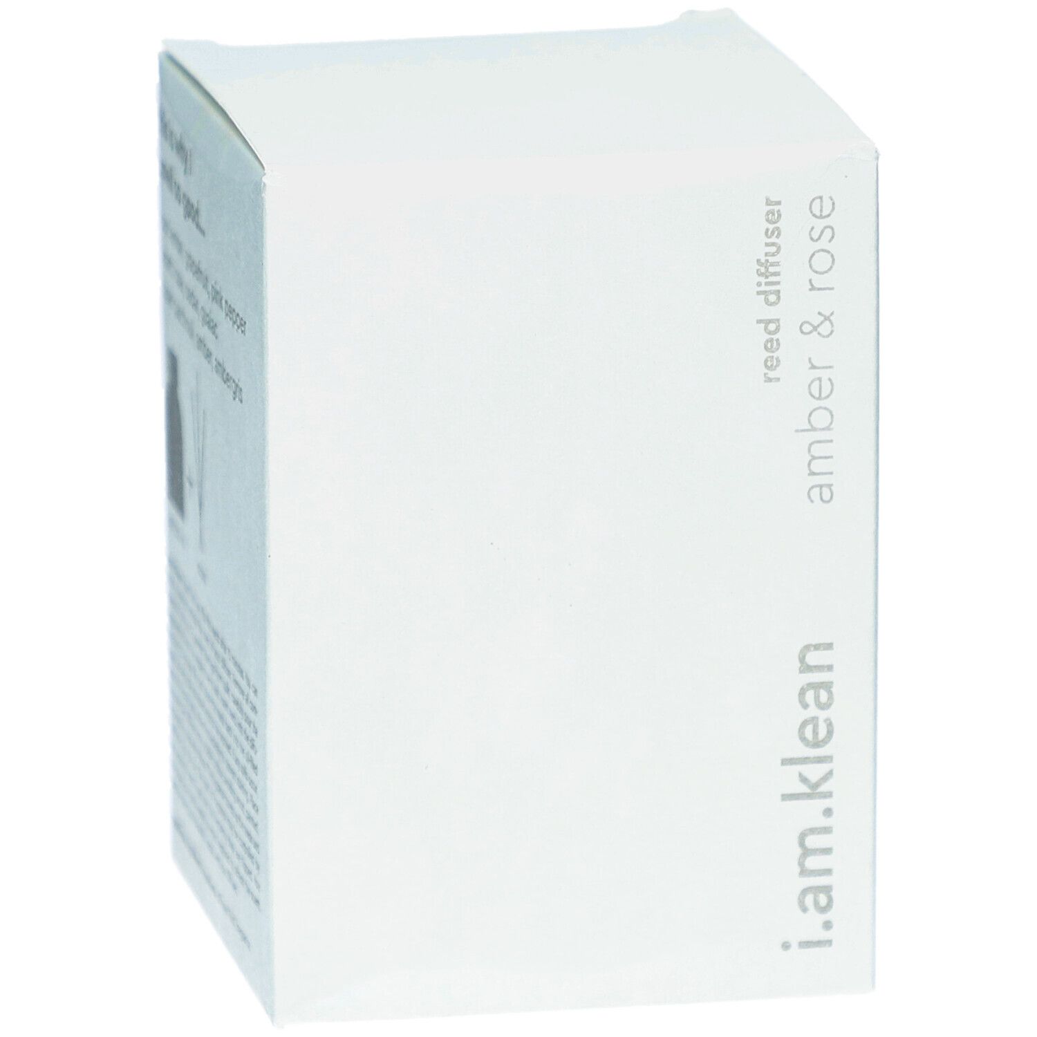 Witte kartonnen verpakking. Opschrift: i.am.klean, reed diffuser, amber & rose. Tekst.