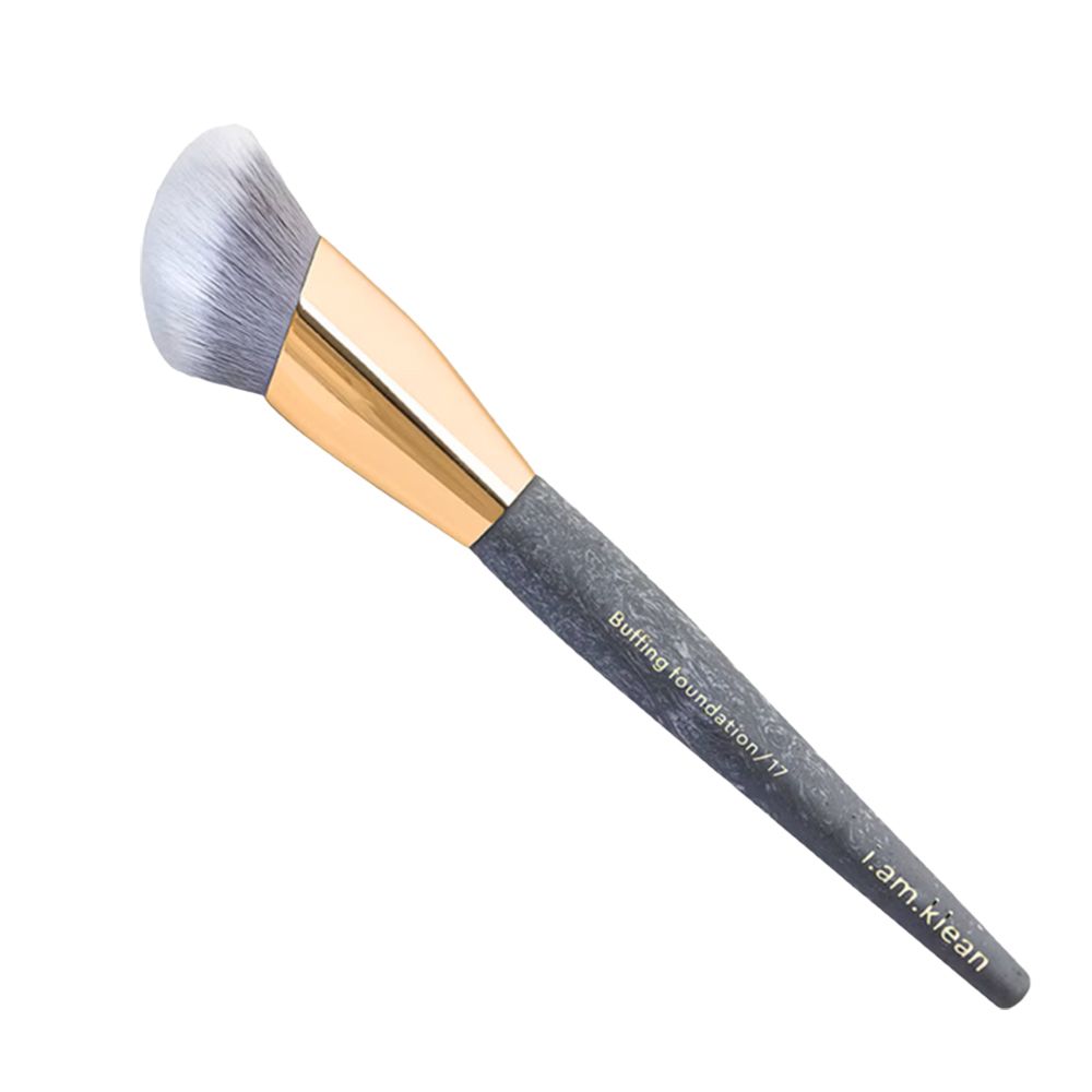 i.am.klean Buffing Foundation 17 penseel. Grijze steel, gouden huls, lichte haren. Productnaam op de steel.