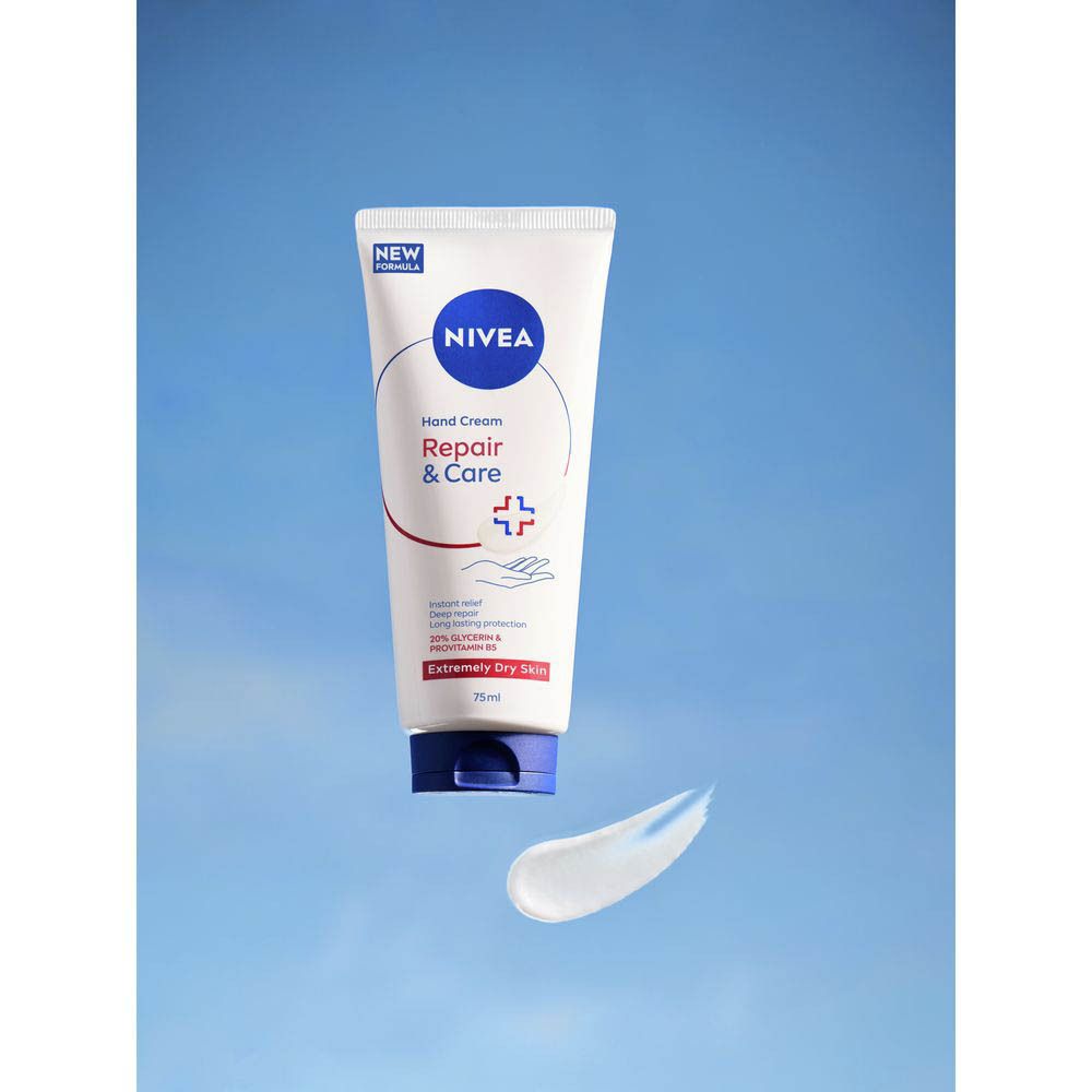 Nivea Handcrème Repair & Care tube zweeft voor blauwe lucht met een productveeg.