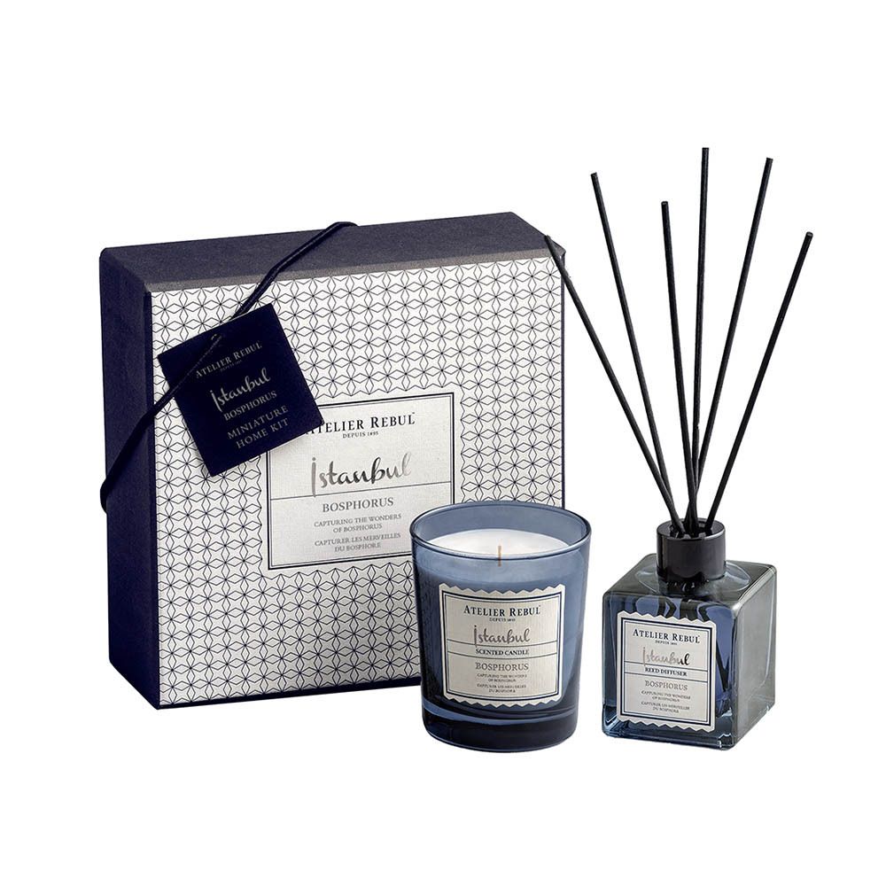 Productset: doos, kaars en diffuser. Donkerblauw, met logo en productnaam.
