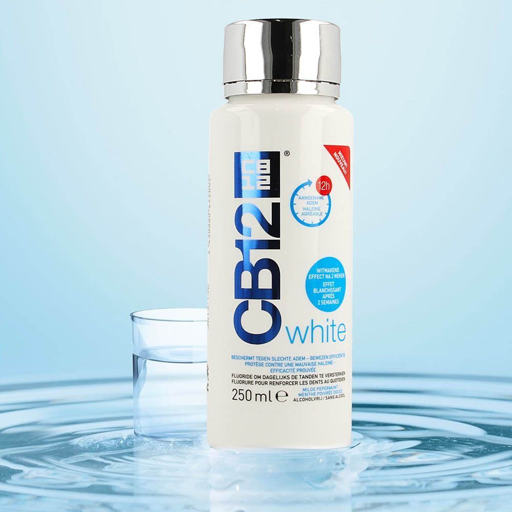 Blauwe achtergrond met water. Logo: Sans 0% alcool. 95% d'origine naturelle.