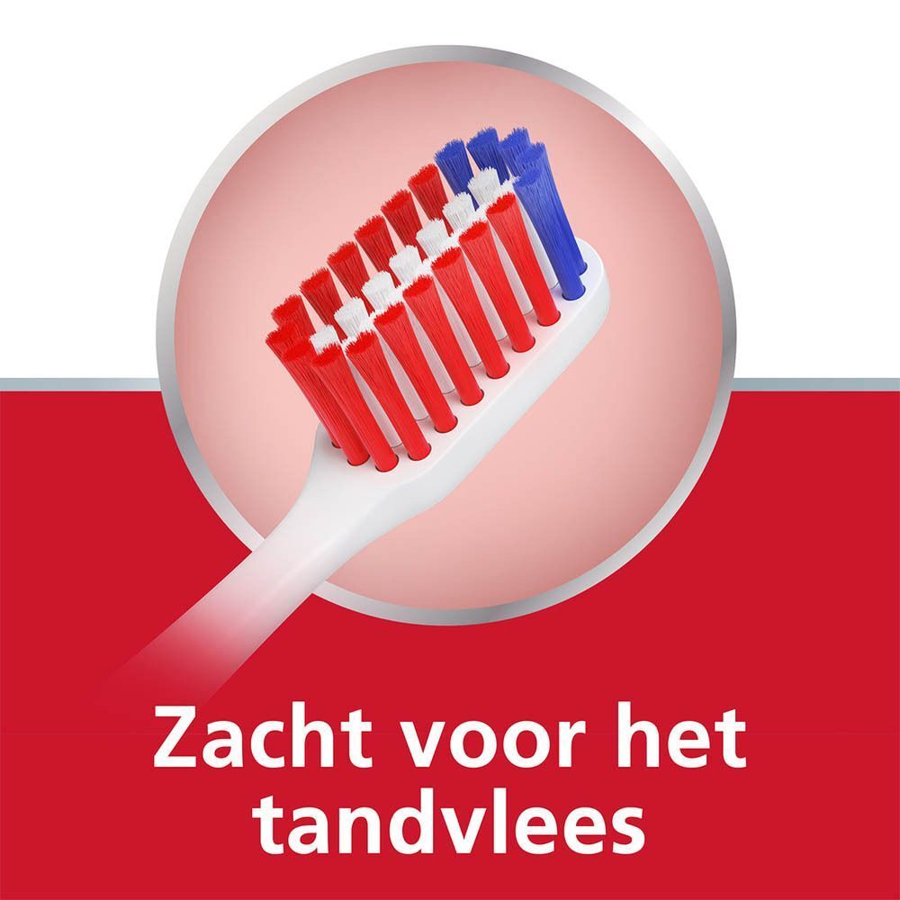 Close-up van de borstelkop. Rode en blauwe borstelharen. Tekst: Zacht voor het tandvlees.