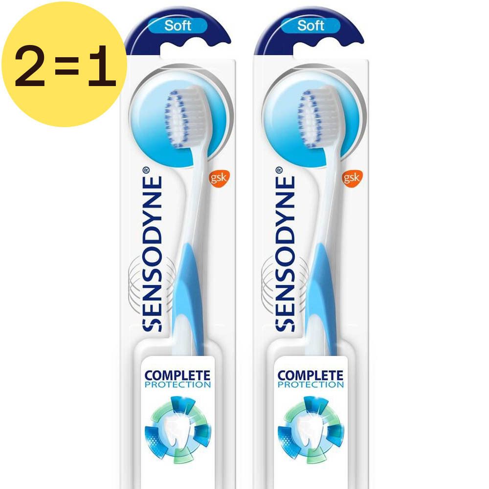 Twee Sensodyne Complete Protection Soft tandenborstels in blisterverpakking. Blauwe handvatten, witte borstelharen, productnaam.