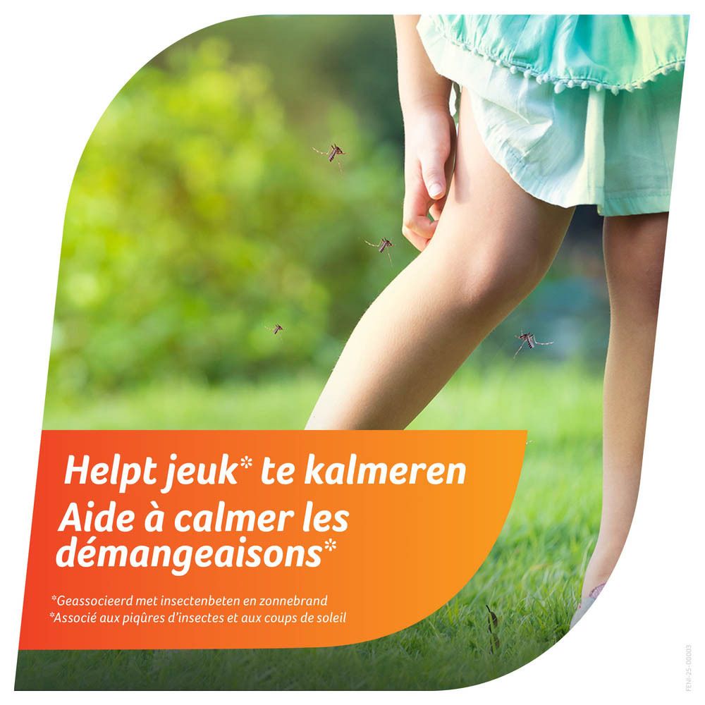Enfant avec une jambe dans l'herbe, des moustiques volent. Texte : Helpt jeuk* te kalmeren, Aide à calmer les démangeaisons*.