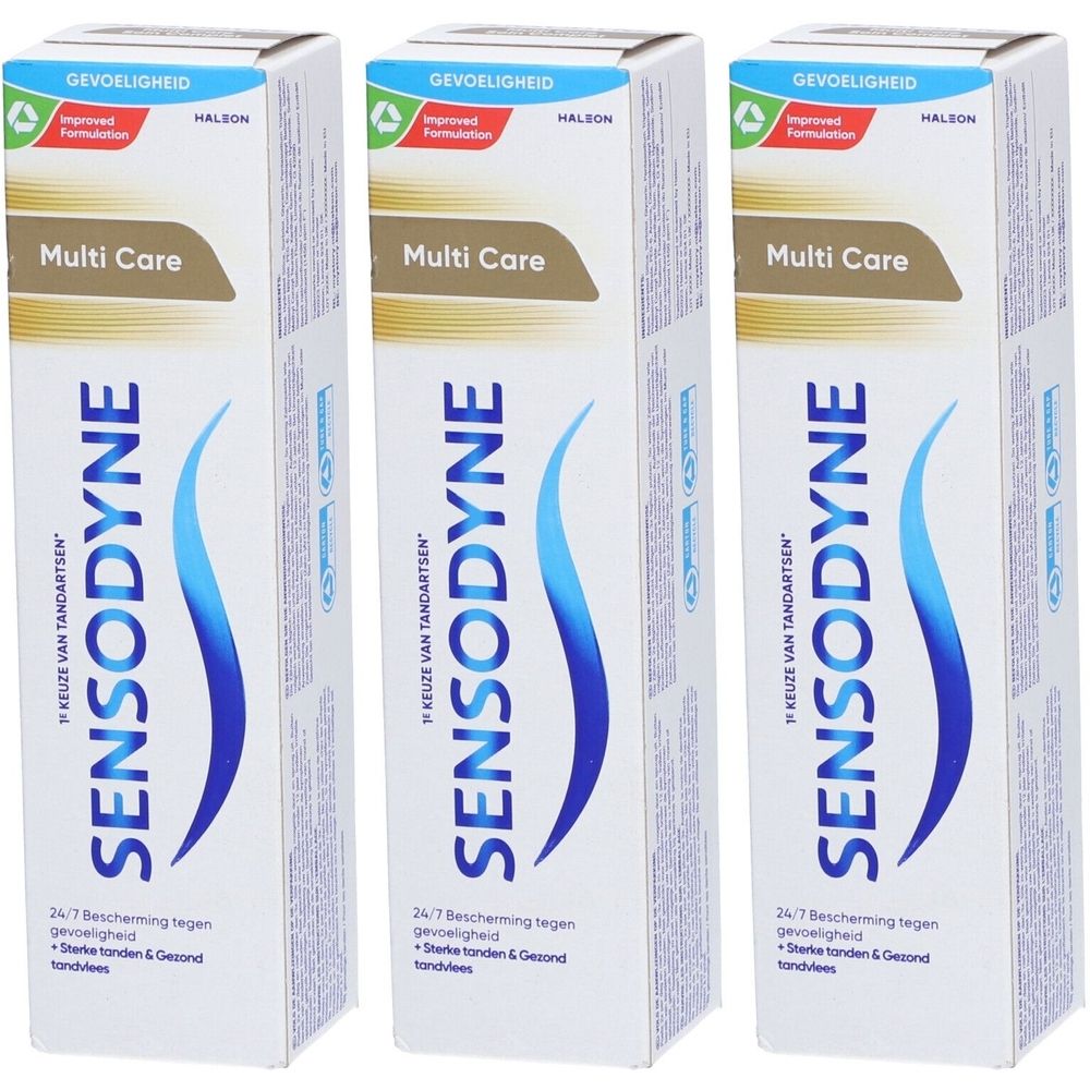 Trois boîtes de dentifrice Sensodyne Multicare. Boîtes blanches avec motif ondulé bleu et nom du produit. Logo vert et blanc.