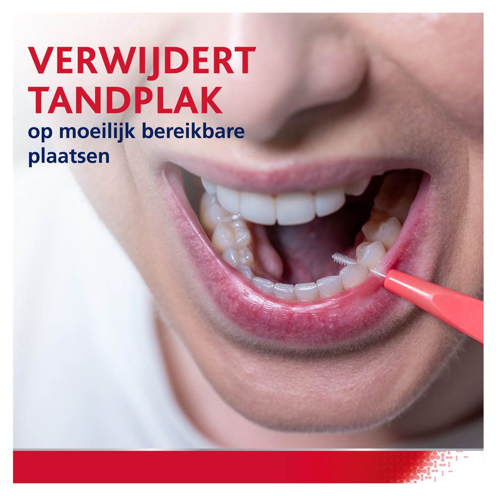 Mond met interdentale borstel. Tekst: Verwijdert tandplak op moeilijk bereikbare plaatsen.