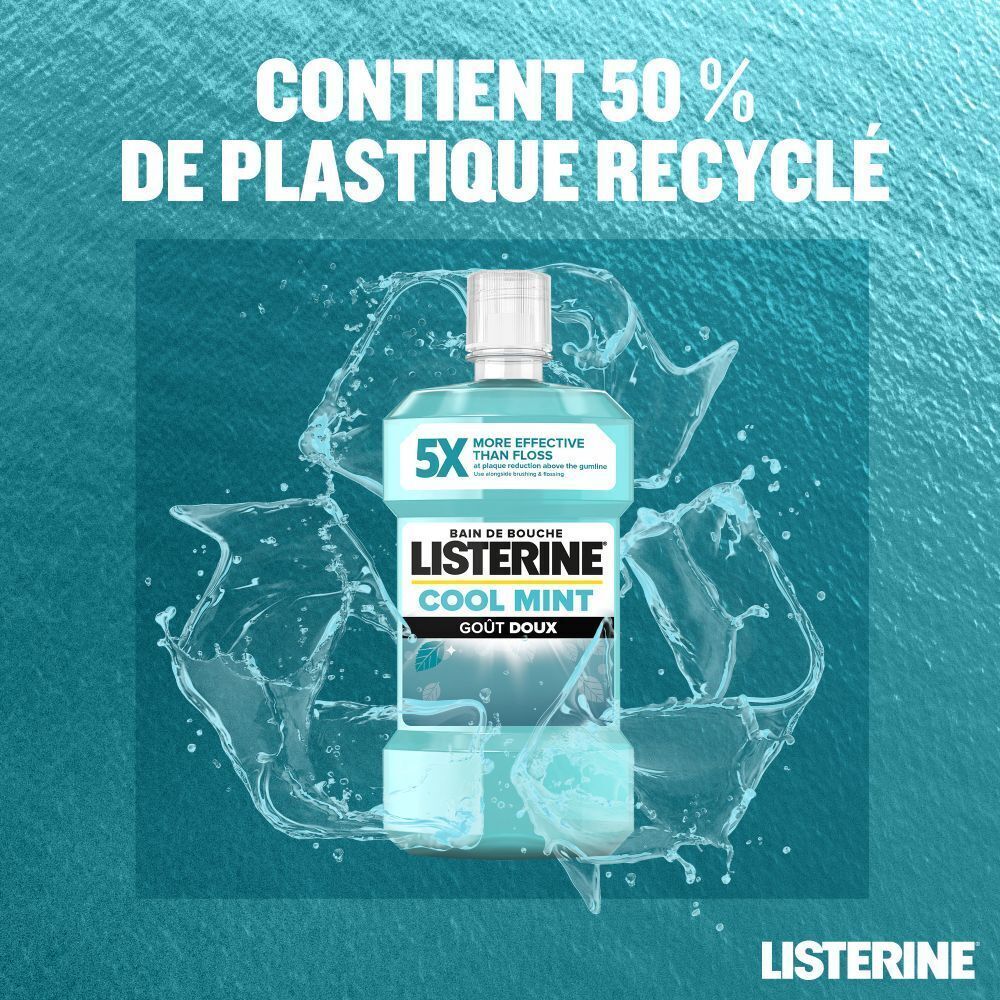 Flacon de Listerine Cool Mint entouré d'eau. Texte: Contient 50% de plastique recyclé.