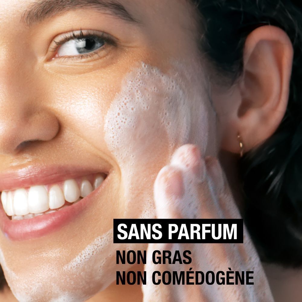 Gros plan sur les ingrédients. Texte: Acide hyaluronique, Technologie nettoyante polymérique, Glycérine. Neutrogena Hydro Boost.