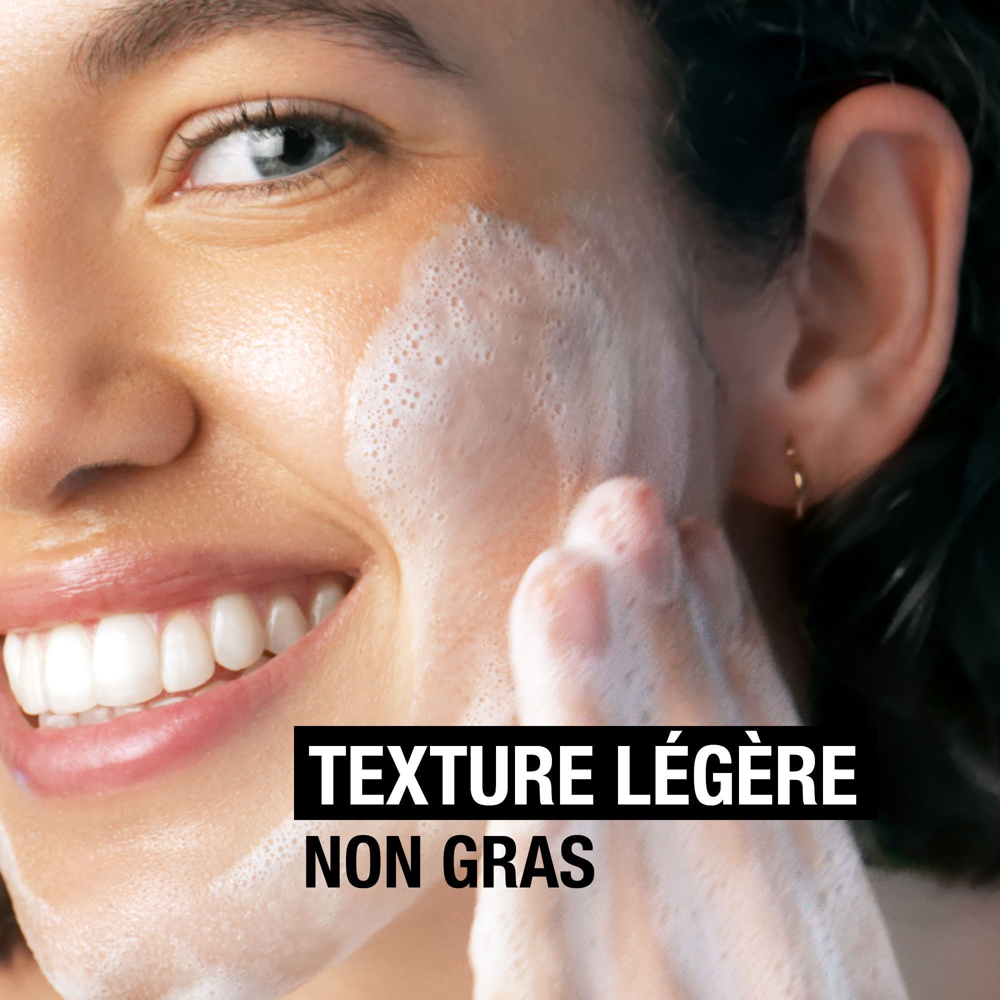 Femme se lave le visage. Texte : Texture légère, non gras.