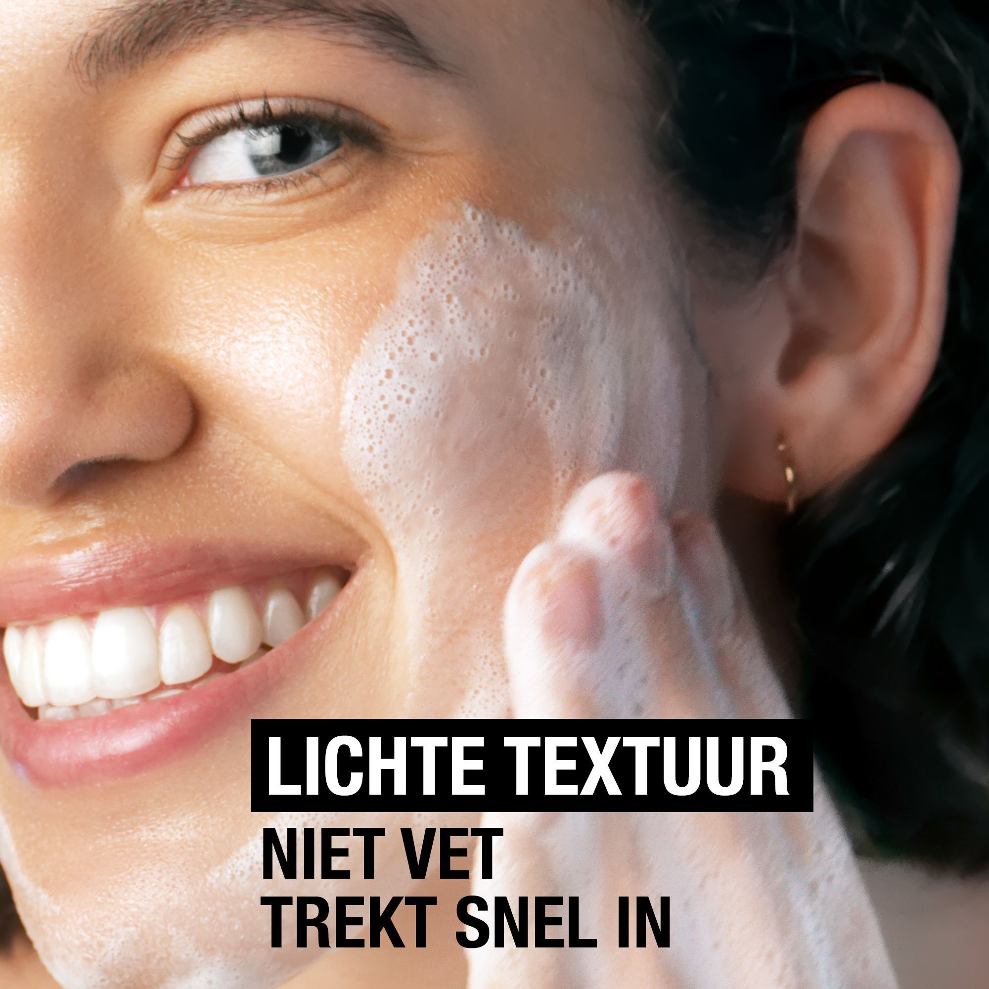 Vrouw wast haar gezicht. Tekst: Lichte textuur, trekt snel in.