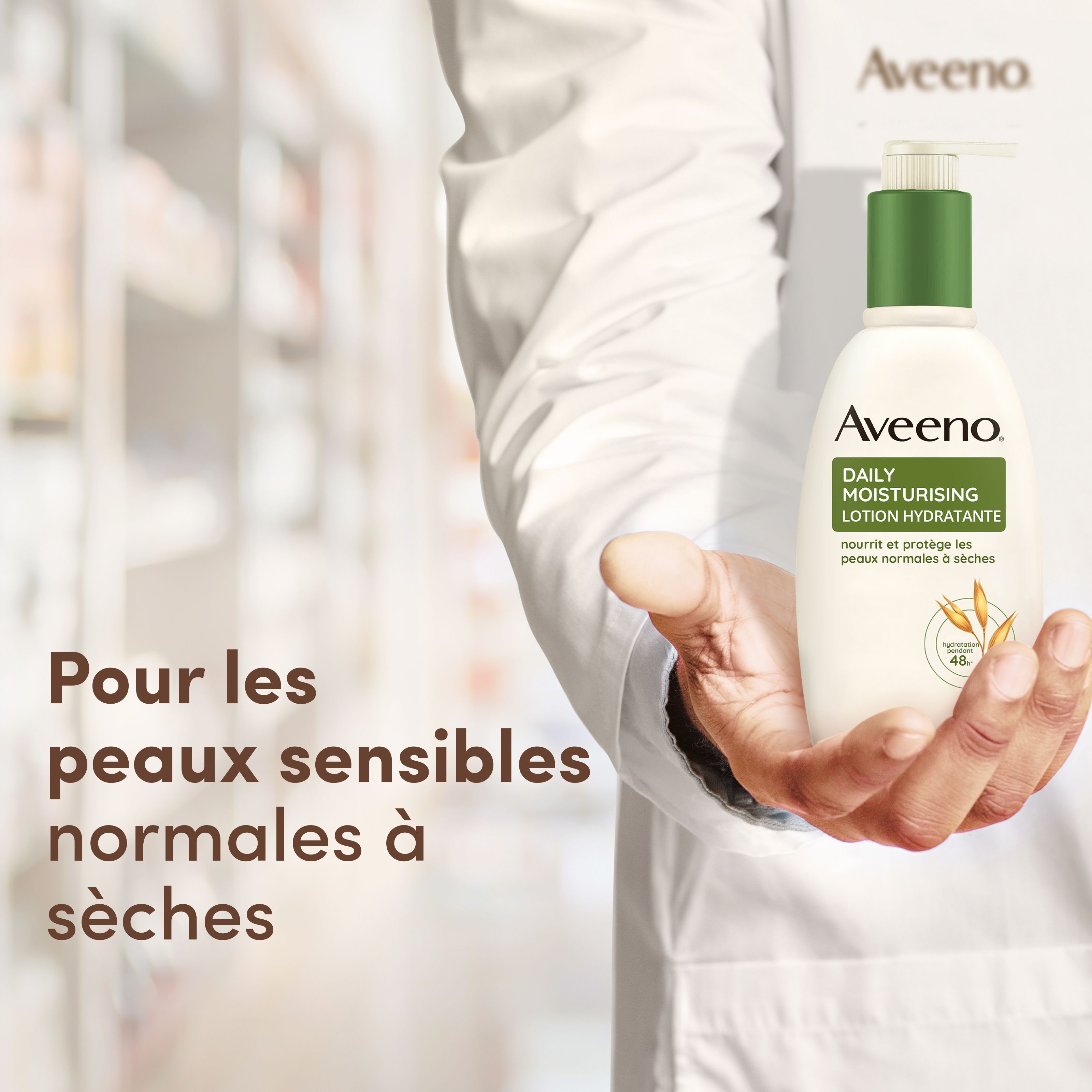 Aveeno Daily Moisturising Lotion dans la main. Texte : Pour les peaux sensibles normales à sèches.