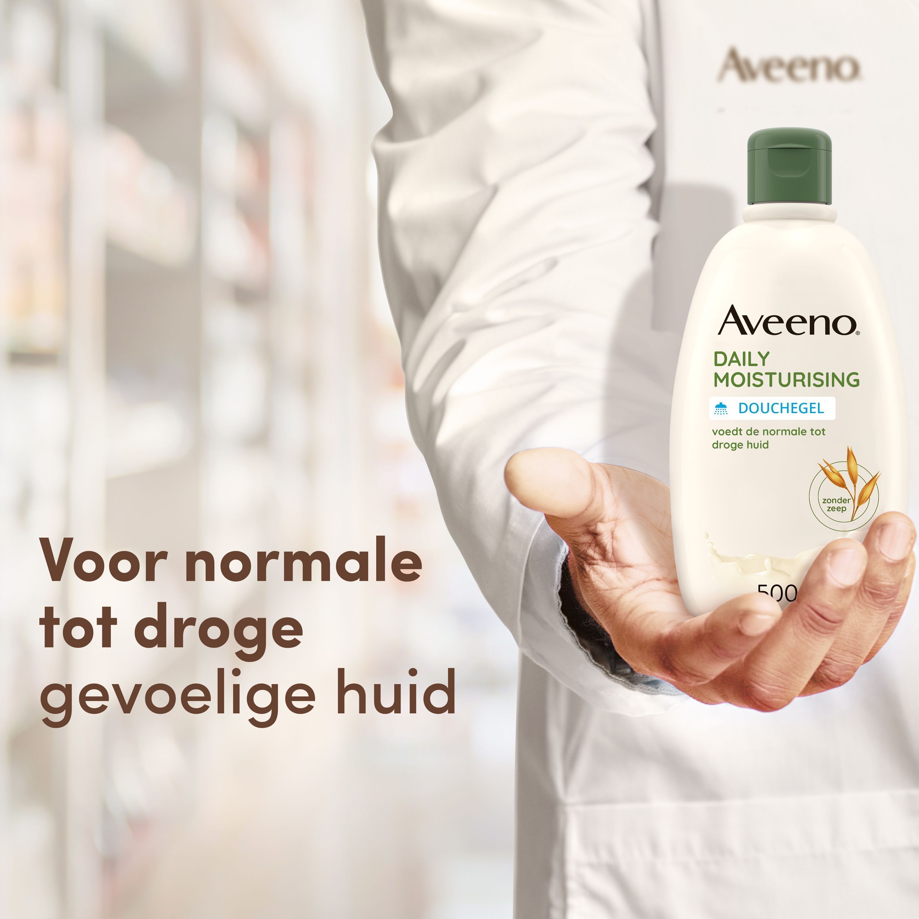 Aveeno Daily Douchegel in een hand. Tekst: Voor normale tot droge gevoelige huid.
