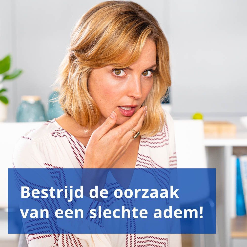 Vrouw met hand voor mond. Tekst: Bestrijd de oorzaak van een slechte adem!