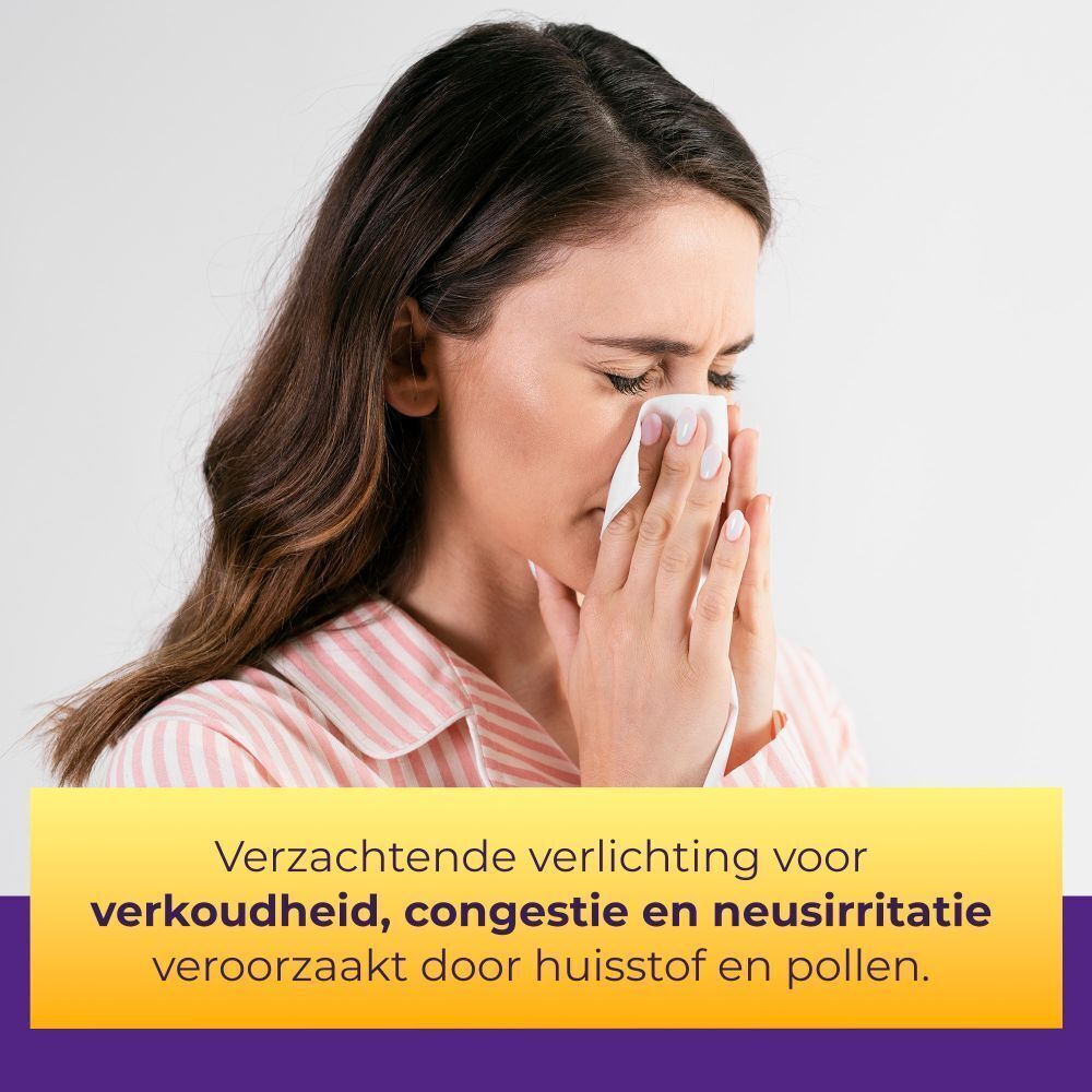 Kamillosan Ocean neusspray met gele sproeikop. Achtergrond: water en madeliefjes.