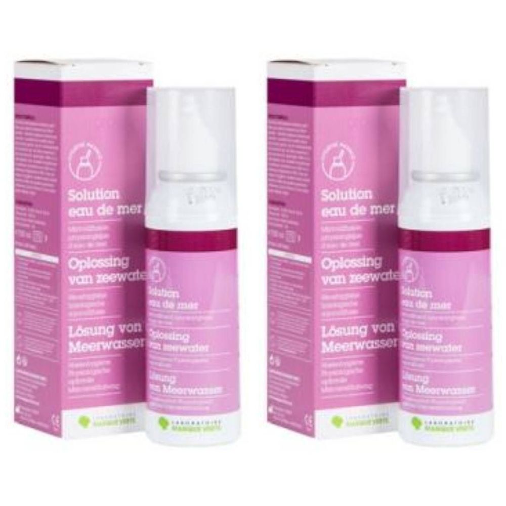 Twee roze flacons met witte spraykop, naast twee roze verpakkingen. Tekst: Solution eau de mer.