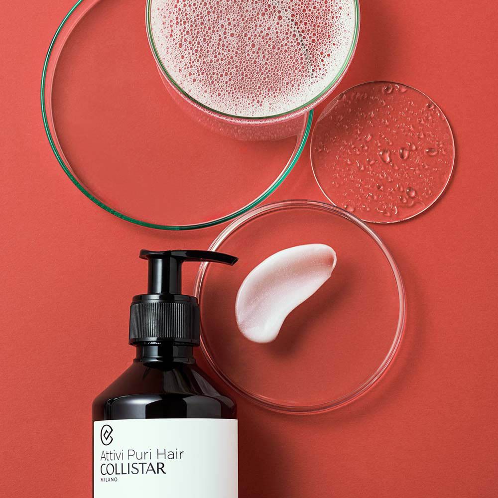 Produit et texte sur fond rouge. Shampooing, récipient en verre avec crème et matériel de laboratoire.