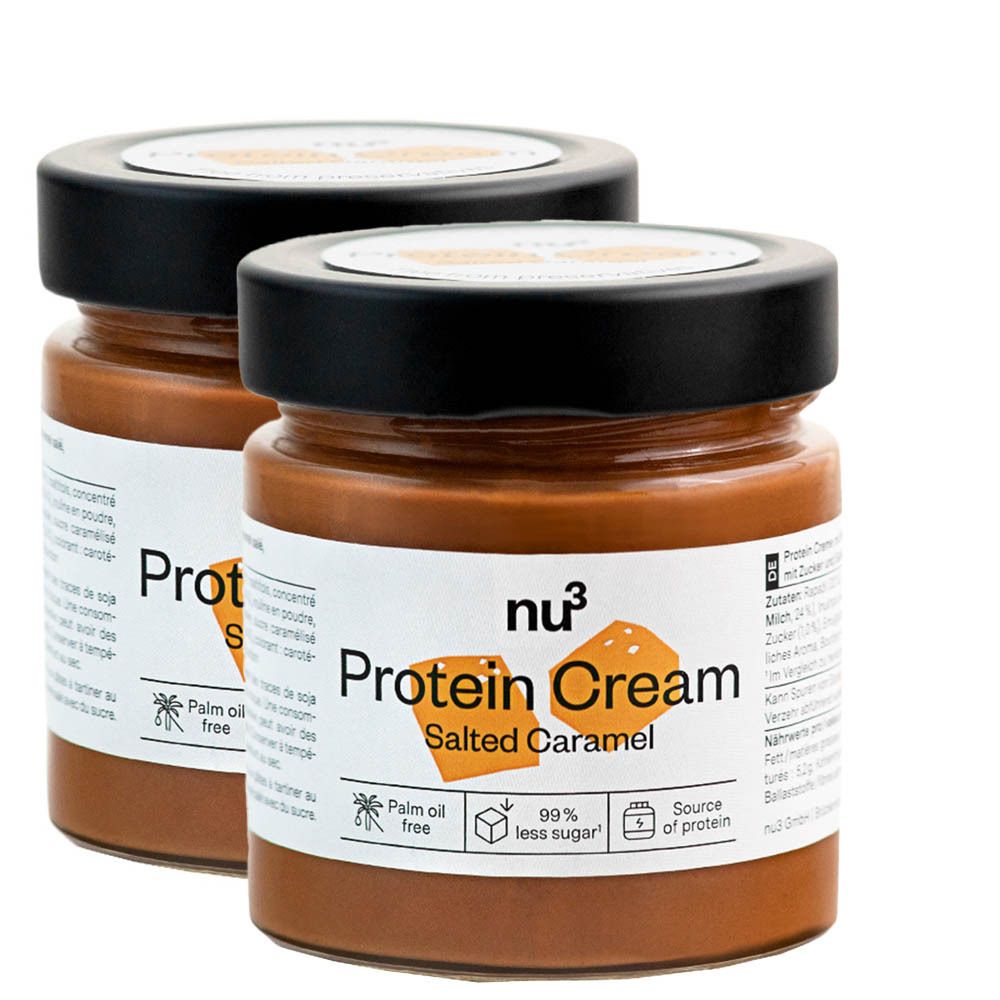 Deux pots de crème protéinée saveur caramel. Couvercles noirs, étiquettes blanches avec informations produit.