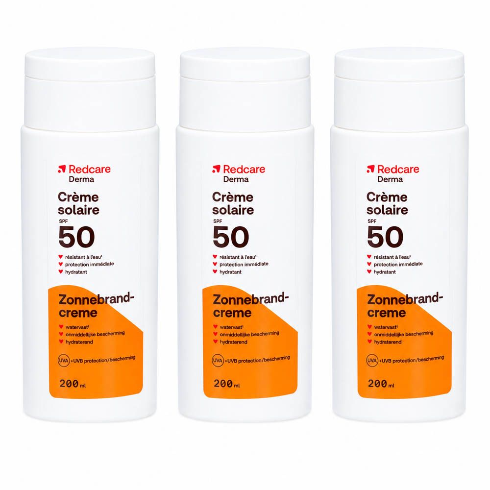 Trois flacons blancs de crème solaire SPF50. Inscription: Redcare Derma, Crème solaire, Zonnebrandcrème. Étiquette orange.