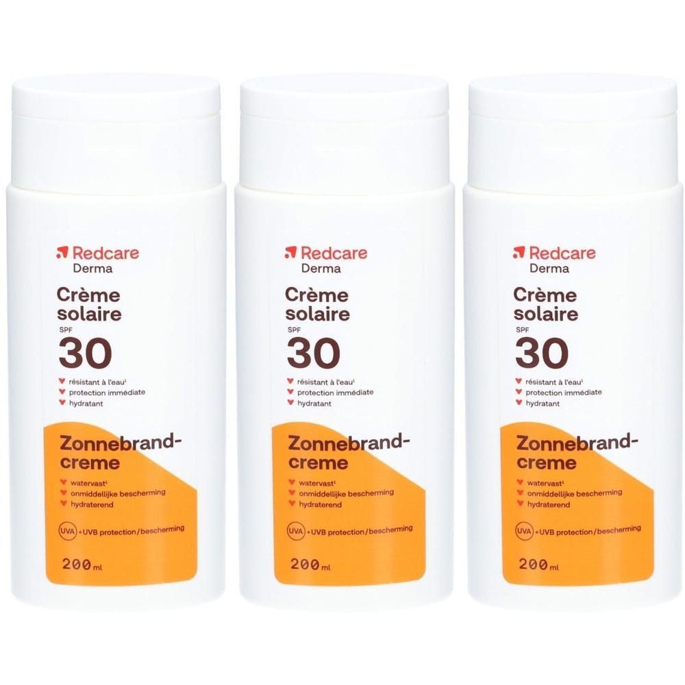 Drie flessen Redcare Crème solaire SPF30. Witte fles, witte dop, oranje etiket met tekst.