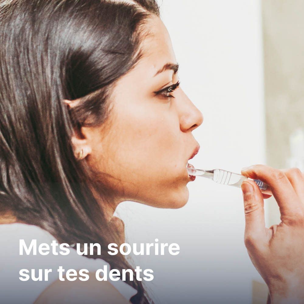 Femme se brossant les dents. Texte en français. Marque : Karmicare. Dentifrice non visible.