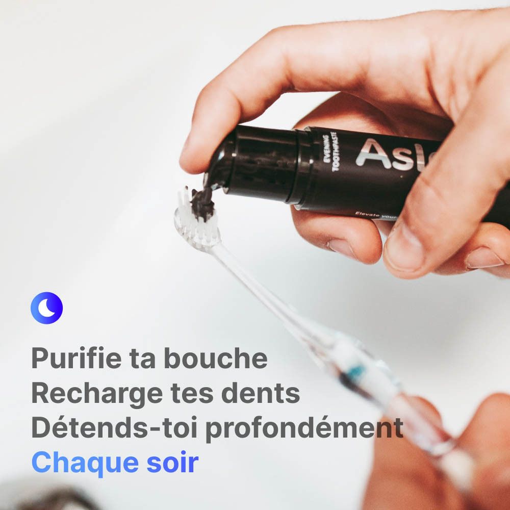 Personne se brossant les dents avec du dentifrice noir. Inscription : Asleep. Marque : Karmicare. Texte en français.