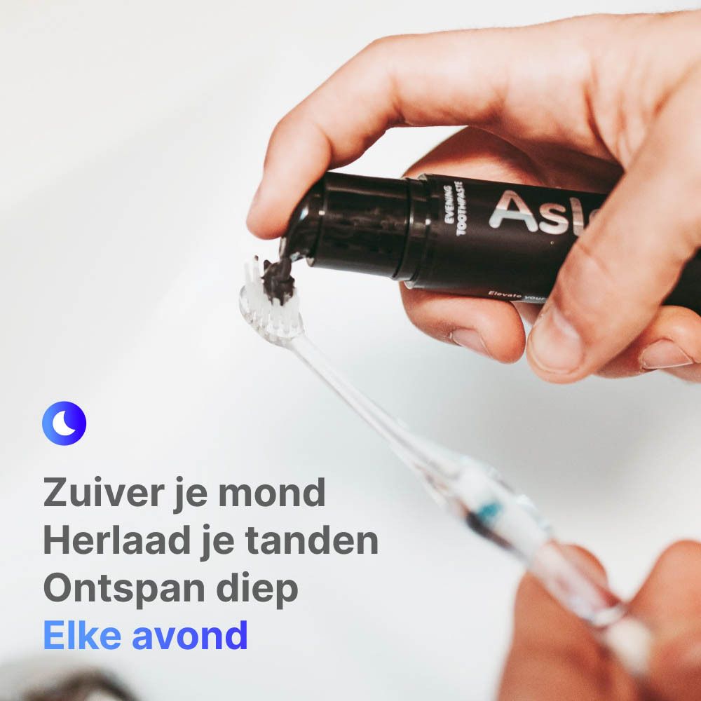 Persoon poetst tanden met zwarte tandpasta. Opschrift: Asleep. Merk: Karmicare. Nederlandse tekst.
