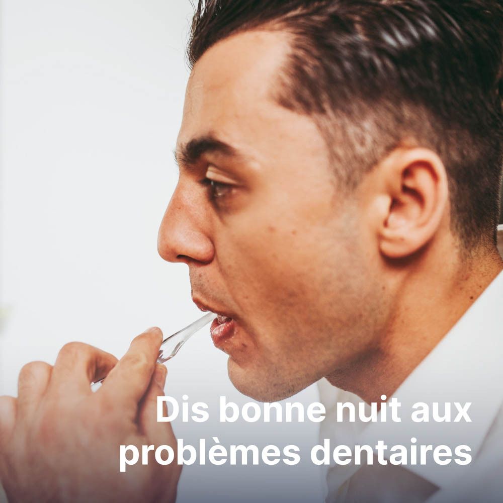 Personne se brossant les dents. Texte en français. Marque : Karmicare. Dentifrice non visible.