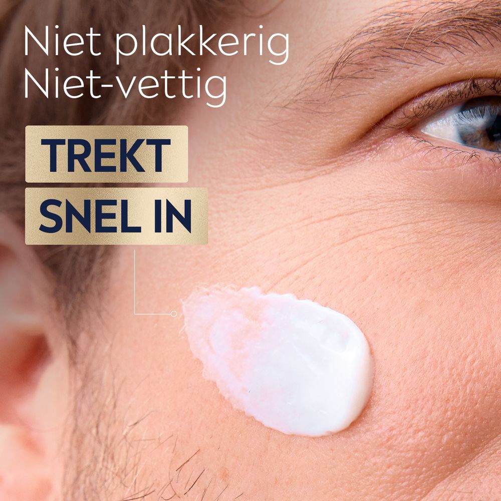 Close-up van een man. Tekst: 'Trek snel in'. Product wordt op de huid aangebracht.