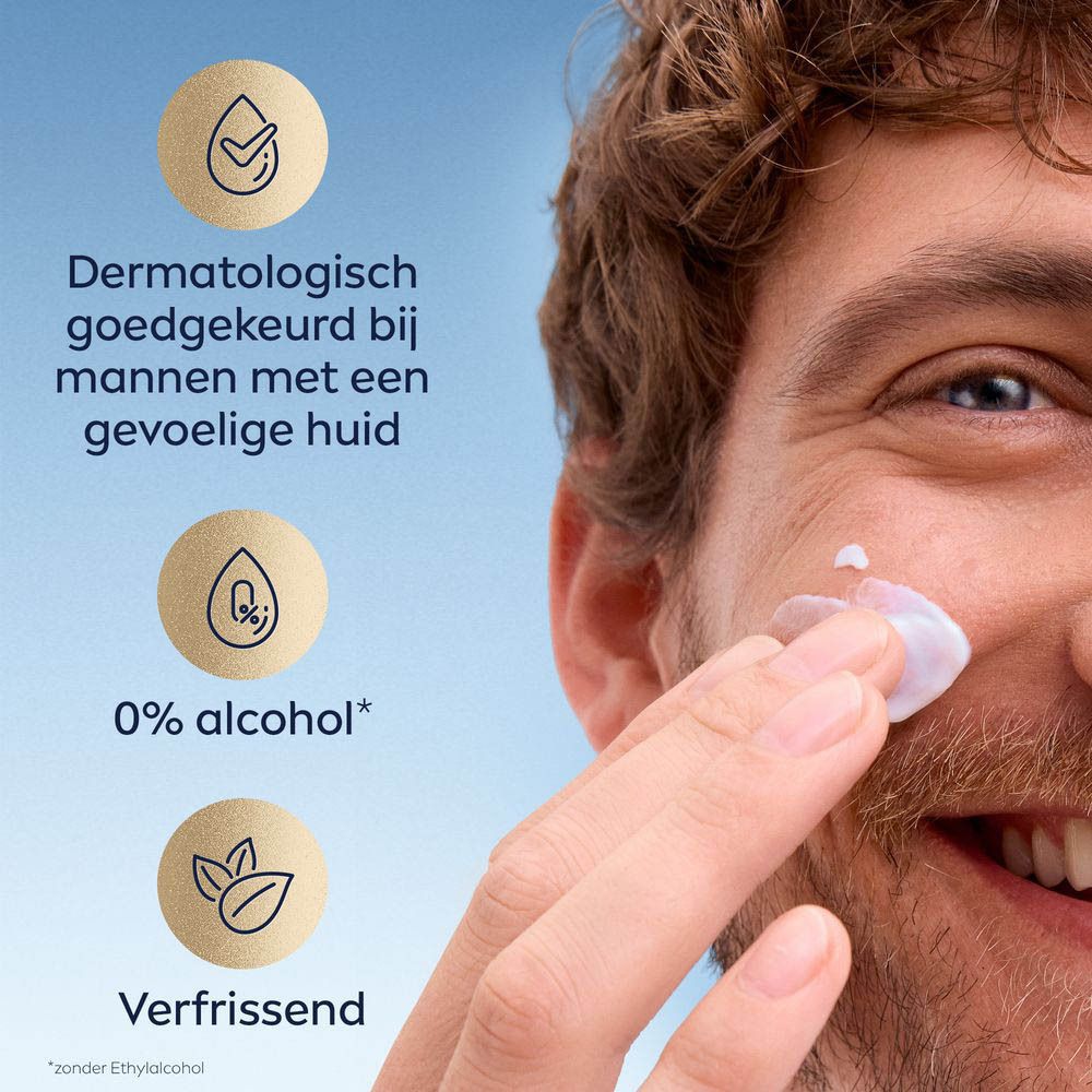 Close-up van een man. Tekst: 'Dermatologisch goedgekeurd'. Product wordt op de huid aangebracht.