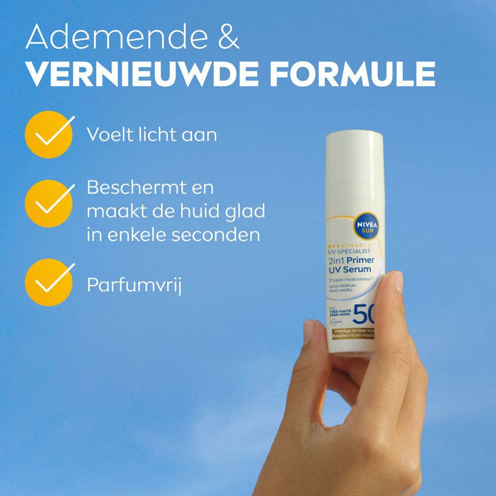 Hand houdt een witte fles NIVEA Sun 2in1 Primer UV Serum SPF50+ vast.