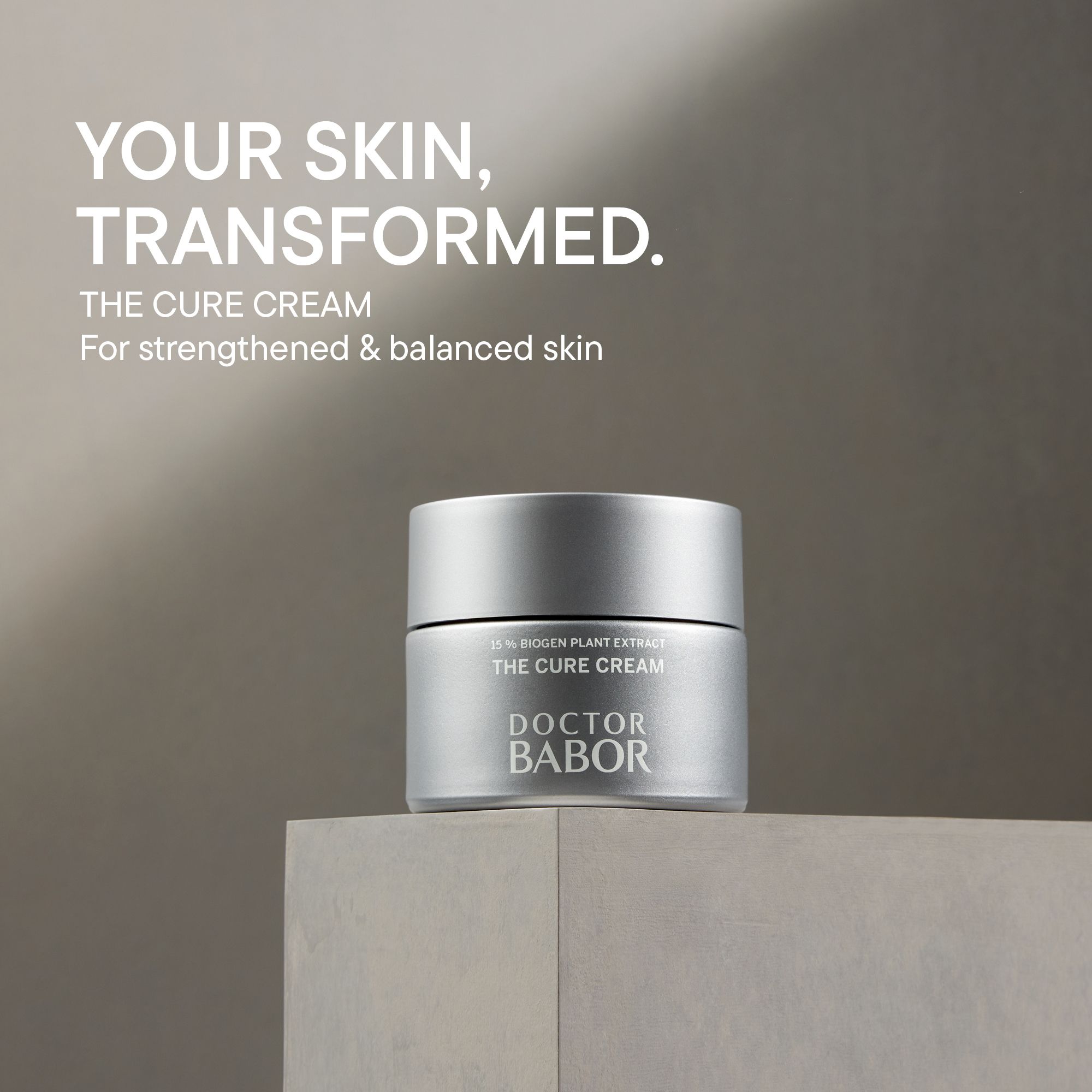 Pot de crème sur piédestal. Inscription : THE CURE CREAM, DOCTOR BABOR, 15% Biogen Plant Extract.
