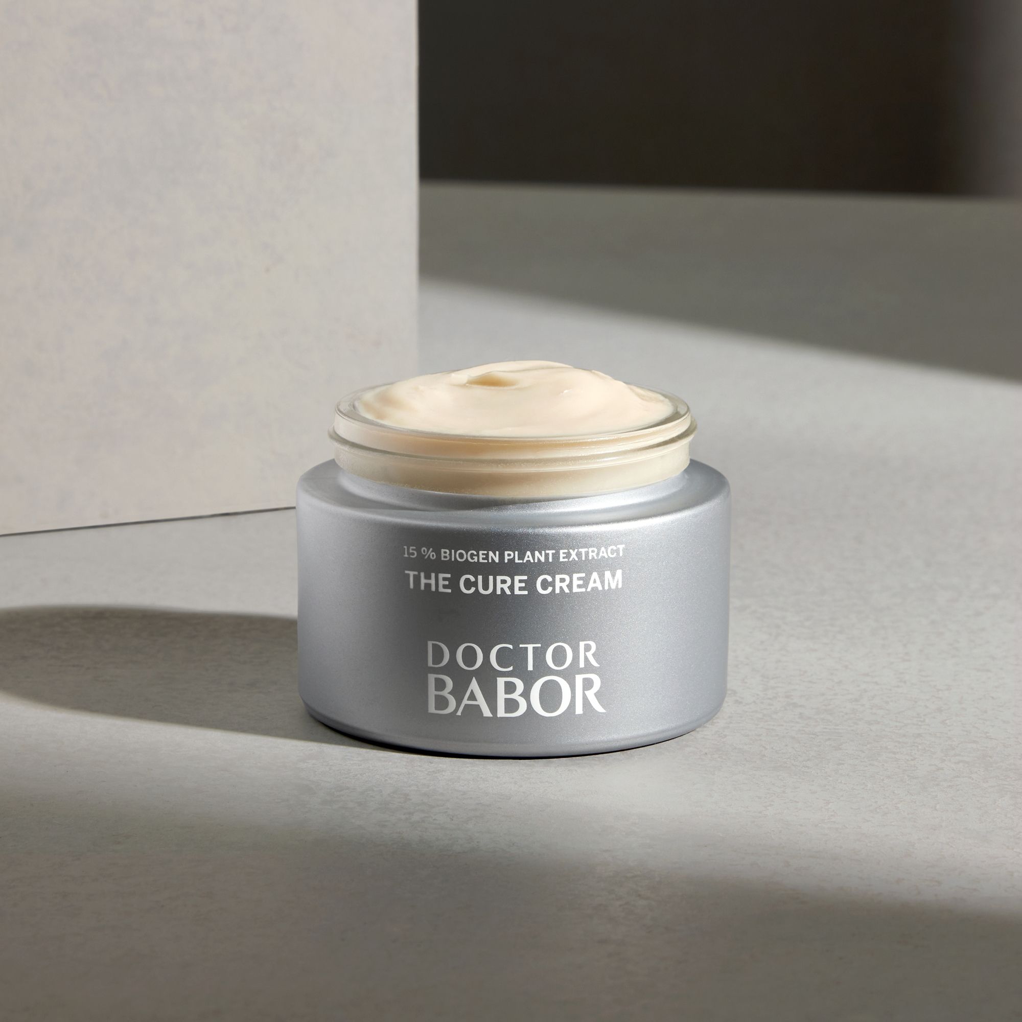 Pot de crème avec crème. Inscription : THE CURE CREAM, DOCTOR BABOR, 15% Biogen Plant Extract.