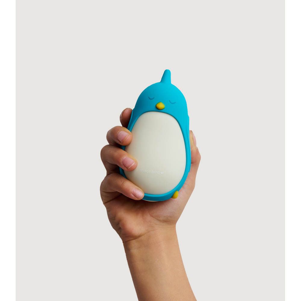 Hand houdt blauw Bibi-apparaat vast. Witte behuizing met gele snavel.