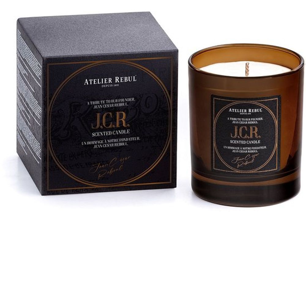 Bruine glazen geurkaars en zwarte doos. Tekst: Atelier Rebul, J.C.R. Scented Candle. Handtekening. Kaars met lont.